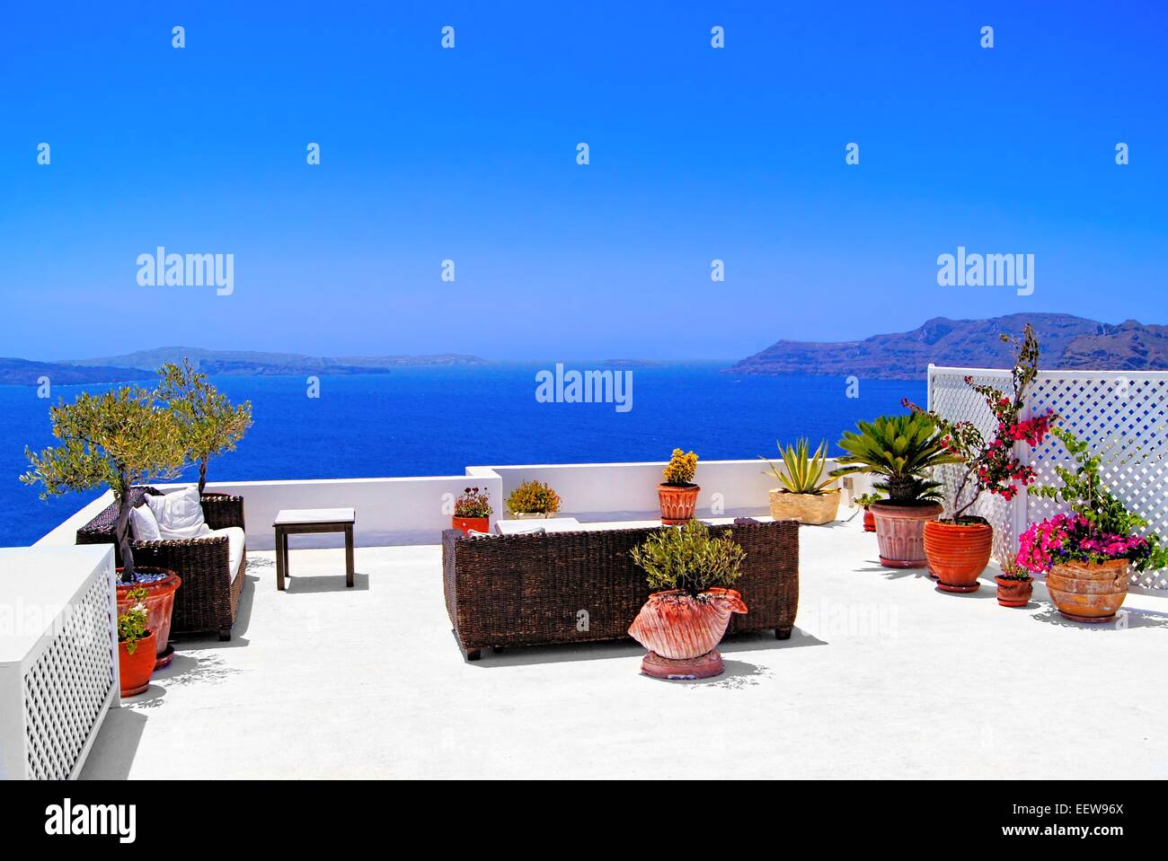 Luxuriöse Terrasse mit Blick aufs Meer auf der Insel Santorini, Griechenland Stockfoto