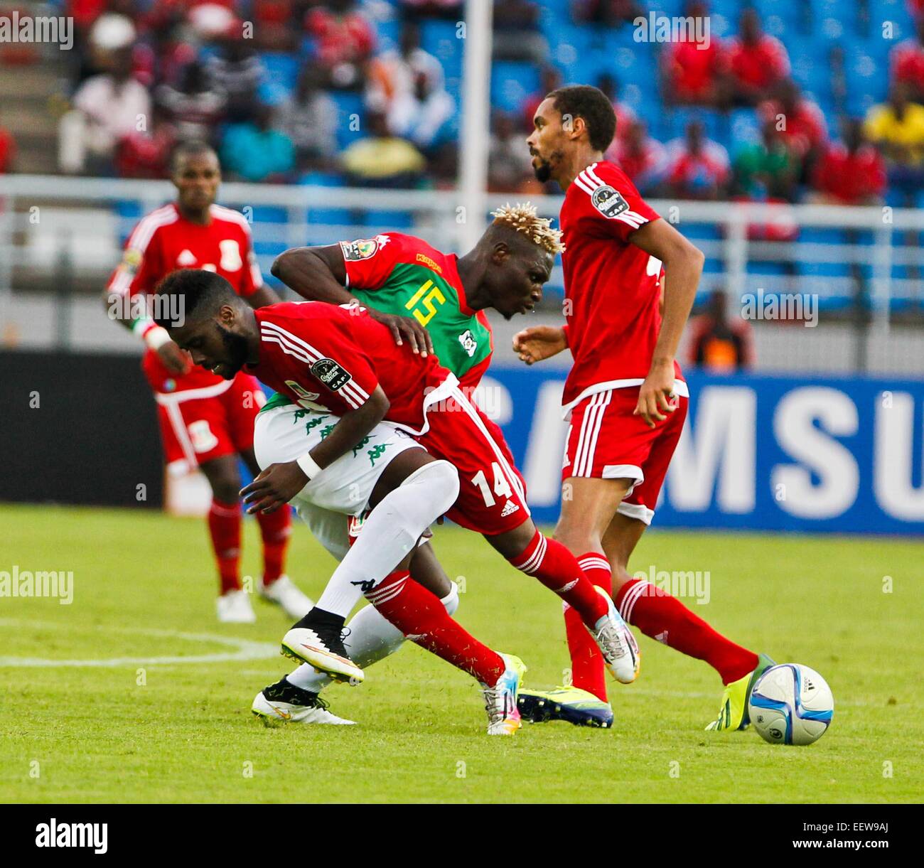 Bata, Äquatorial-Guinea. 21. Januar 2015. Enrique Boula Senobua (L) von Äquatorial-Guinea wetteifert mit Aristide Bance von Burkina Faso während dem Gruppenspiel der African Cup of Nations in Bata, Äquatorial-Guinea, 21. Januar 2015. Das Spiel endete mit einem 0: 0 Unentschieden. Bildnachweis: Li Jing/Xinhua/Alamy Live-Nachrichten Stockfoto