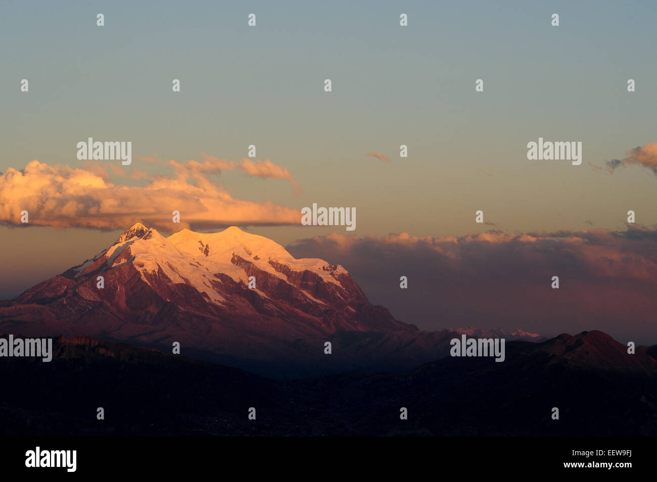 Bolivien das zweite höchster Berg, Illimani Peak steigt bis zu einer Höhe von 21.117 Fuß über dem Meeresspiegel. (6438m) Stockfoto