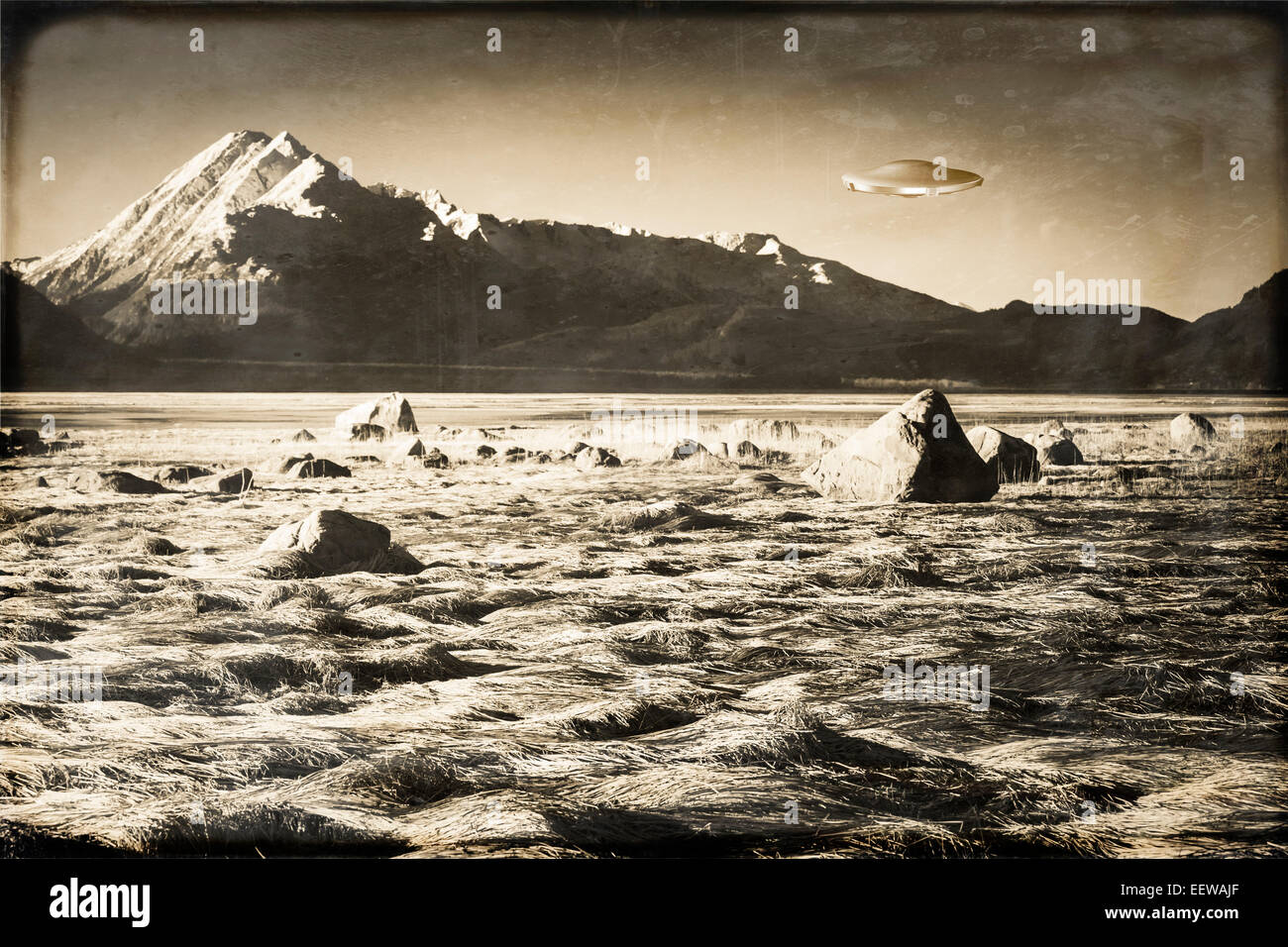 UFO über einem Alaskan Strand mit Bergen verarbeitet mit Texturen für einen Vintage-Look. Stockfoto