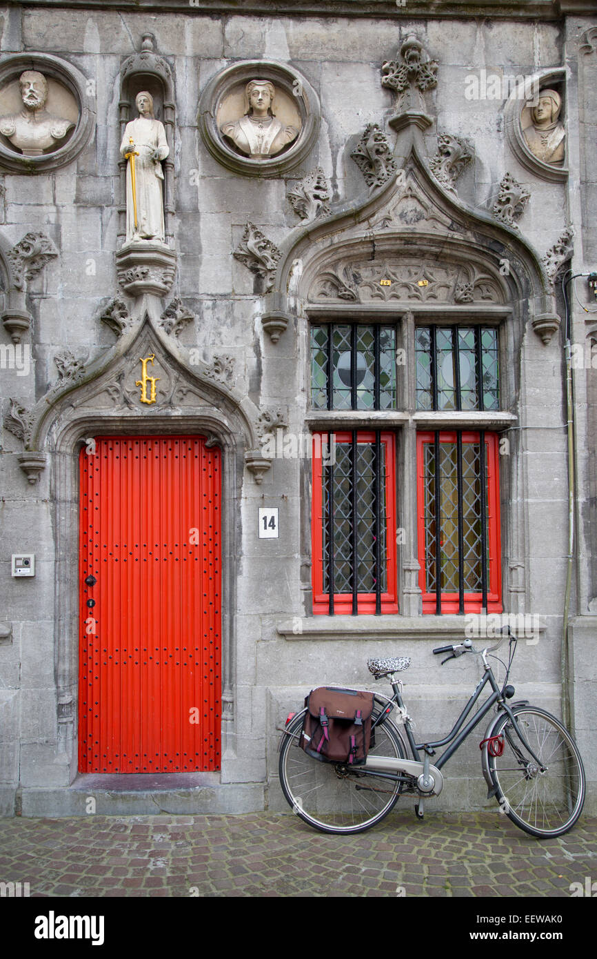 Red Door in dem historischen Basiliek van Het Heilig Bloed - Basilika des Heiligen Blutes, Brügge, Belgien Stockfoto