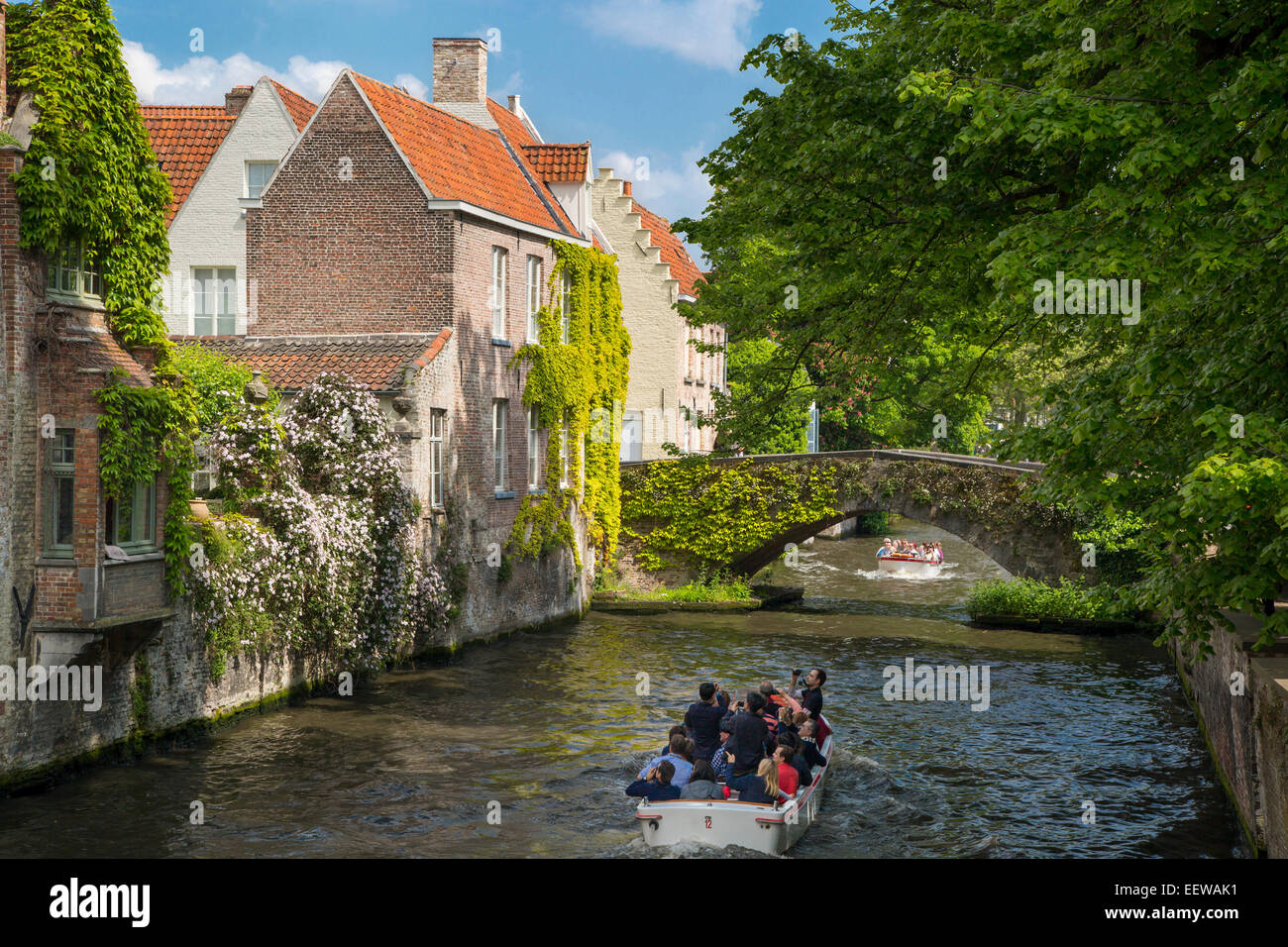 Touristenboot auf Kanal Groenerei in der mittelalterlichen Stadt Brügge, Belgien Stockfoto