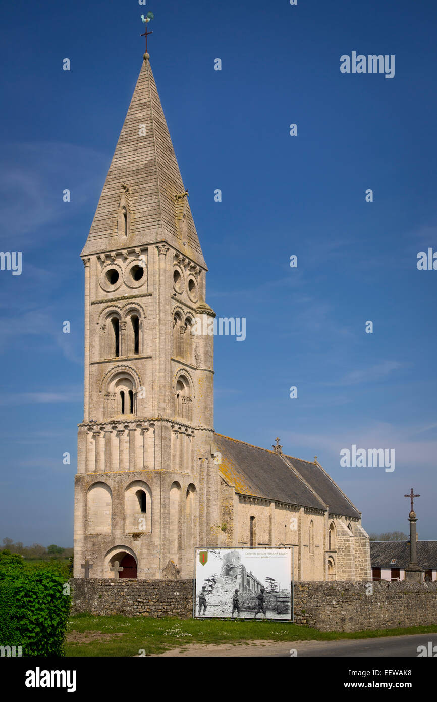 Kirche Notre Dame b. 12. Jahrhundert schwer beschädigt, während d-Day Invasion, Omaha Beach, Collville-Sur-Mer, Normandie, Frankreich Stockfoto