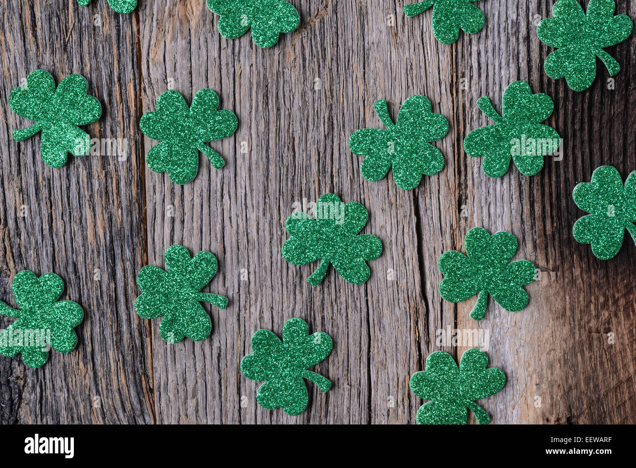 Grüne Kleeblätter oder Kleeblätter auf rustikalen Holz Hintergrund Hintergrund für St. Patricks Day Holiday Stockfoto