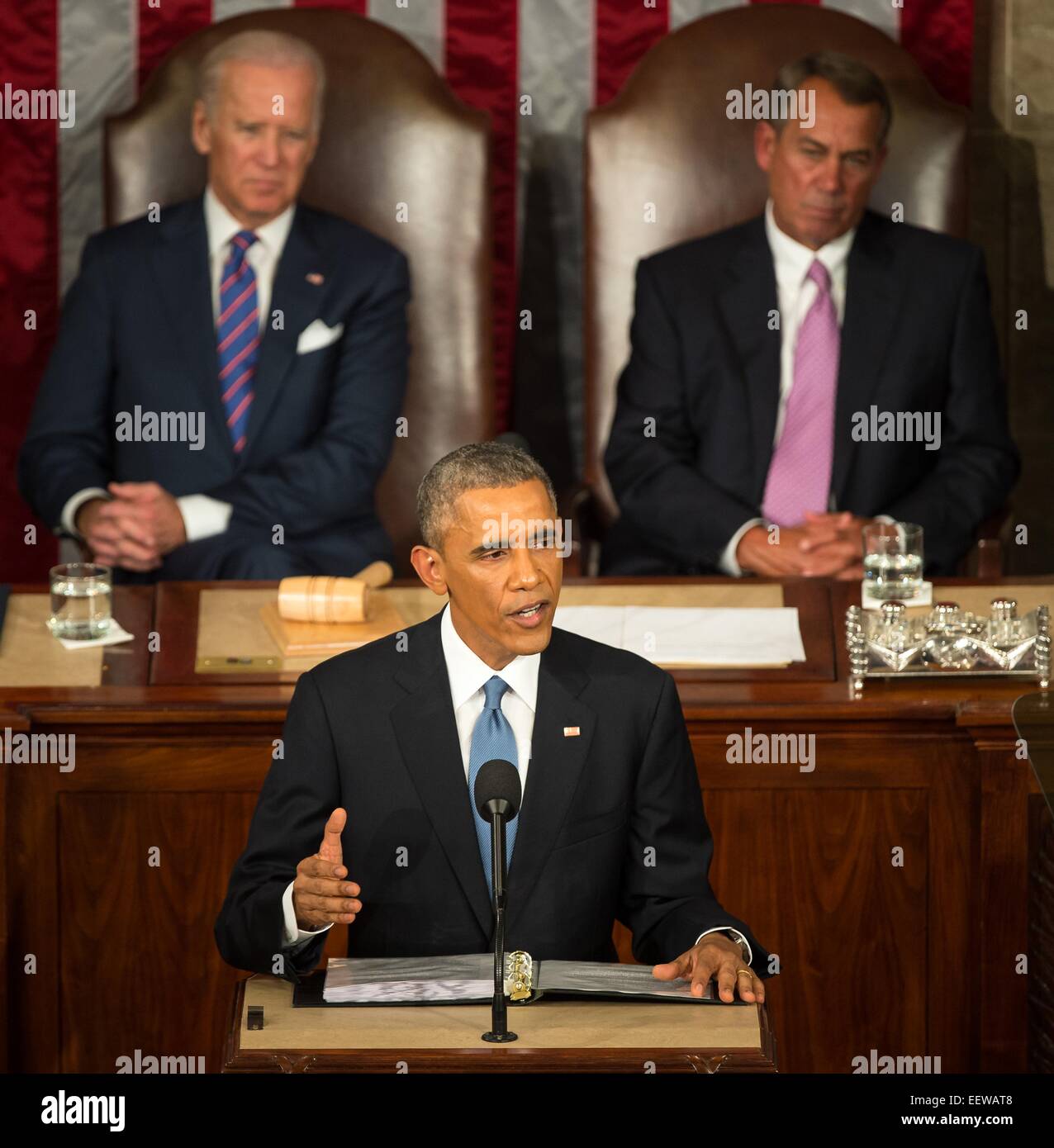US Präsident Barack Obama liefert seine Rede zur Lage der Union zu einer gemeinsamen Sitzung des Kongresses auf dem Capitol Hill als Vize-Präsident Joe Biden und House Speaker John Boehner Ohio Aussehen am 20. Januar 2015 in Washington, DC. Stockfoto