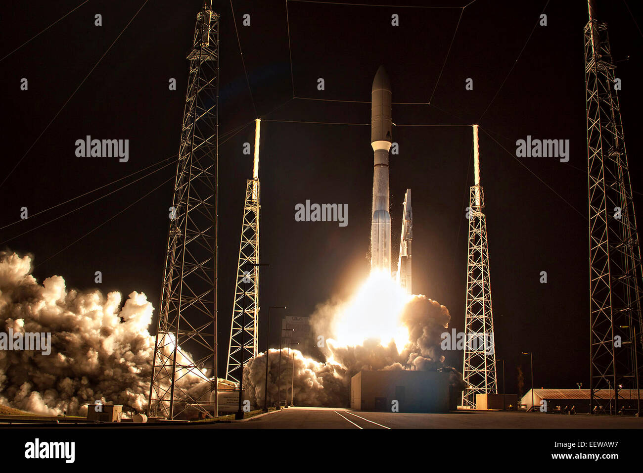 Eine Durchführung der dritten Ziel Benutzersystem Mobile Satelliten für die US Navy United Launch Alliance Atlas V-Rakete hebt ab 20. Januar 2015 in Cape Canaveral, Florida. Stockfoto