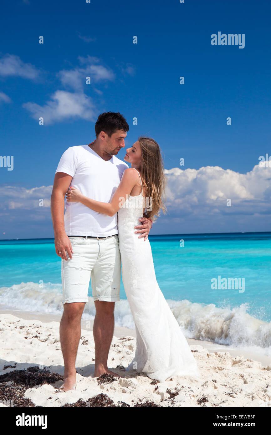 Braut und Bräutigam einander suchen und Hand in Hand, Romantikurlaub am Karibik-Strand Stockfoto