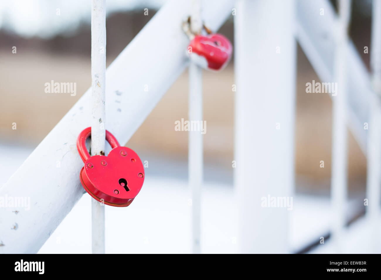 Roten herzförmigen Schlösser am Zaun der weißen Brücke gesperrt Stockfoto