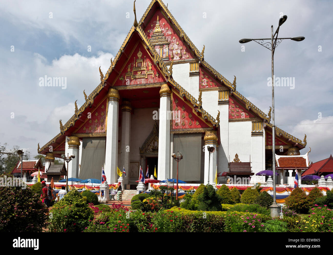 THAILAND - Wat Mongkons Bophit, eine moderne und aktive Tempel neben dem Wat Phra Si Samphet in Ayutthaya Historical Park. Stockfoto