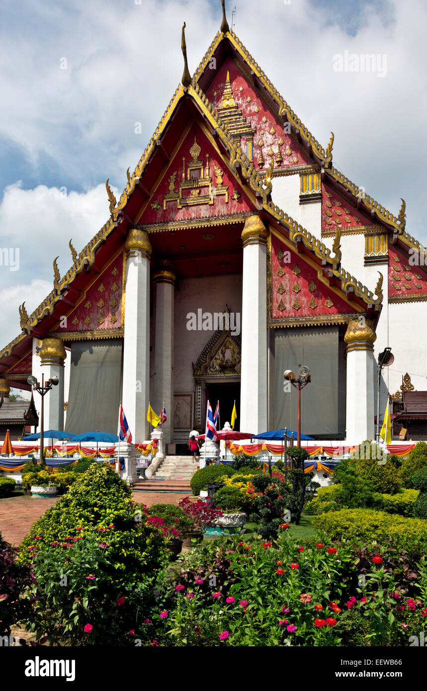 THAILAND - Wat Mongkons Bophit, eine moderne und aktive Tempel neben dem Wat Phra Si Samphet in Ayutthaya Historical Park. Stockfoto