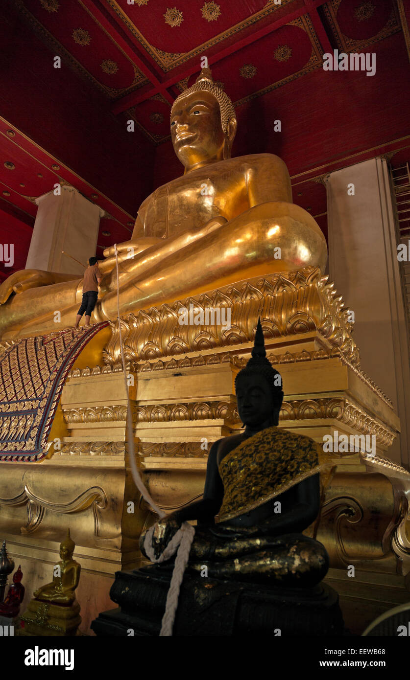 THAILAND - Phra Mongkons Bophit, ein 17 Meter (55 Fuß) hohen Buddha (inkl. Sockel) am Wat Mongkons Bophit in Ayutthaya. Stockfoto