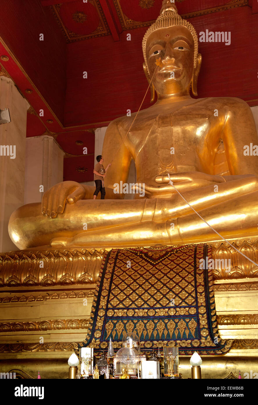 THAILAND - Phra Mongkons Bophit, ein 17 Meter (55 Fuß) hohen Buddha (inkl. Sockel) am Wat Mongkons Bophit in Ayutthaya. Stockfoto