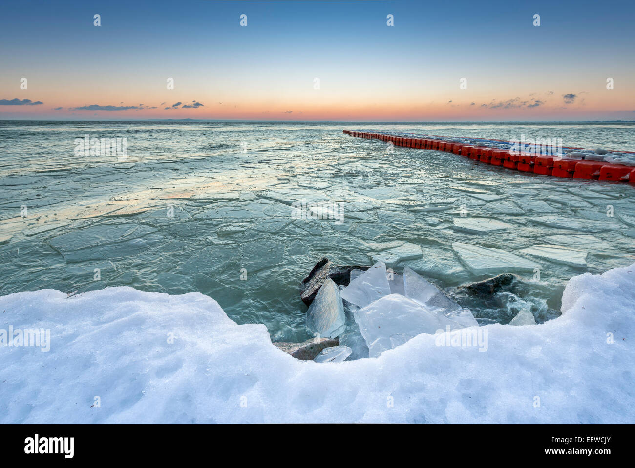 Eisigen See Balaton im Winter von Sunrise, Ungarn Stockfoto