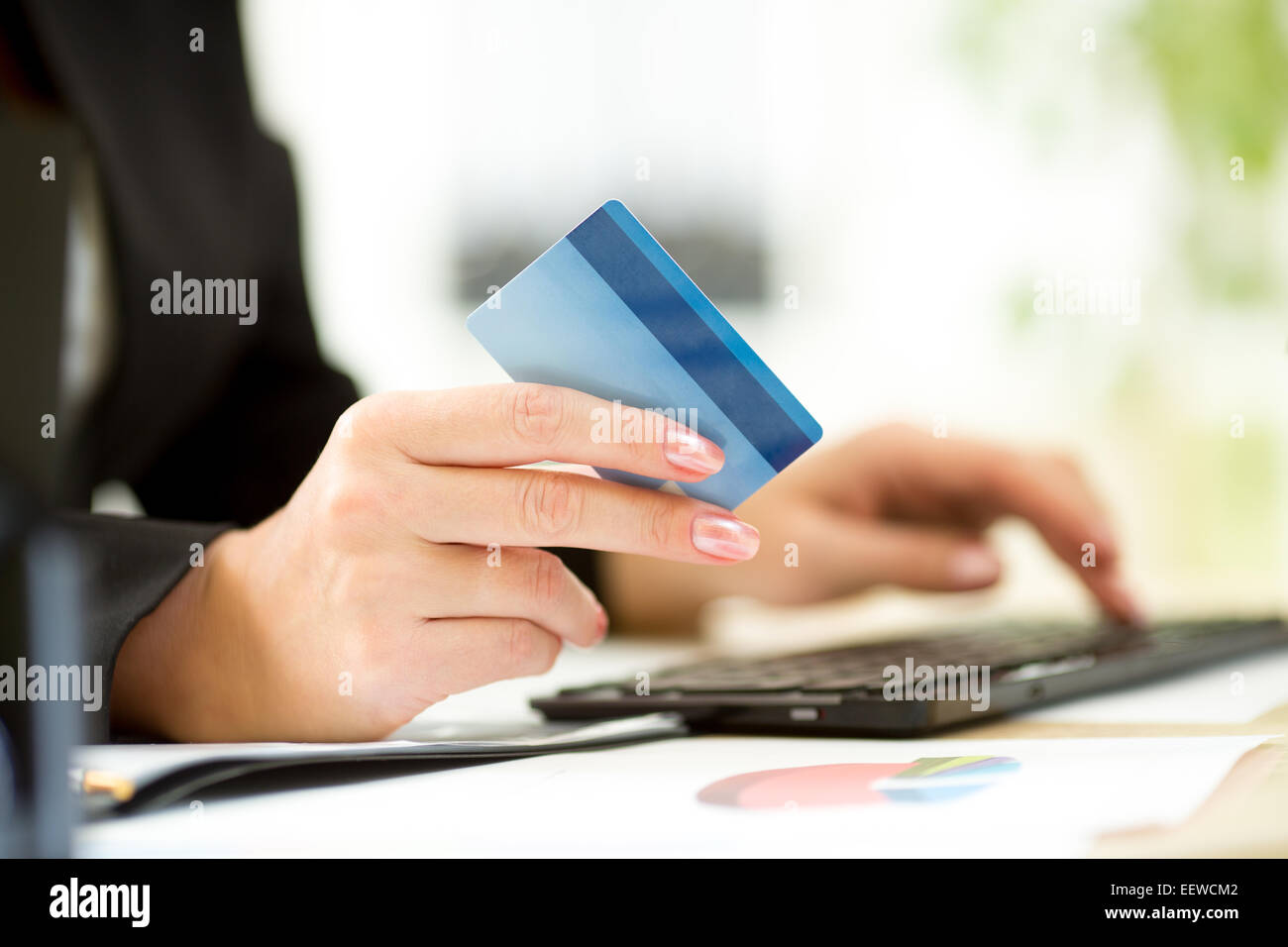 Business Frau Hände mit Kreditkarte und Tastatur Stockfoto