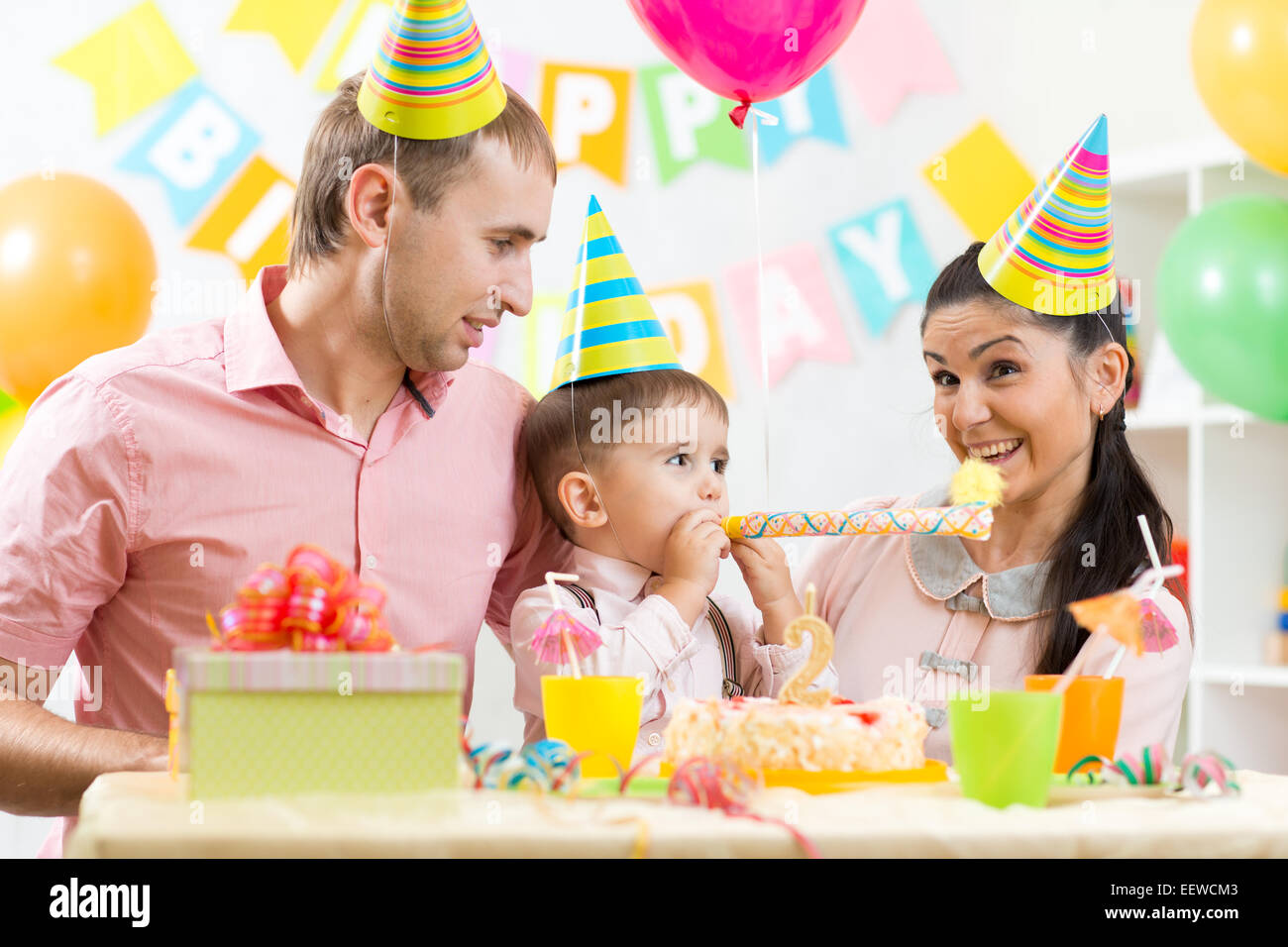 Familie feiern Kinder Geburtstag Stockfoto
