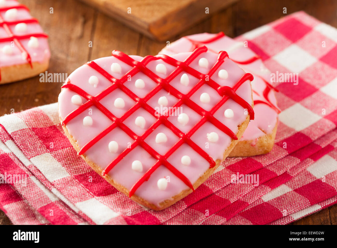 Hausgemachte rosa Valentinstag Cookies wie ein Herz geformt Stockfoto