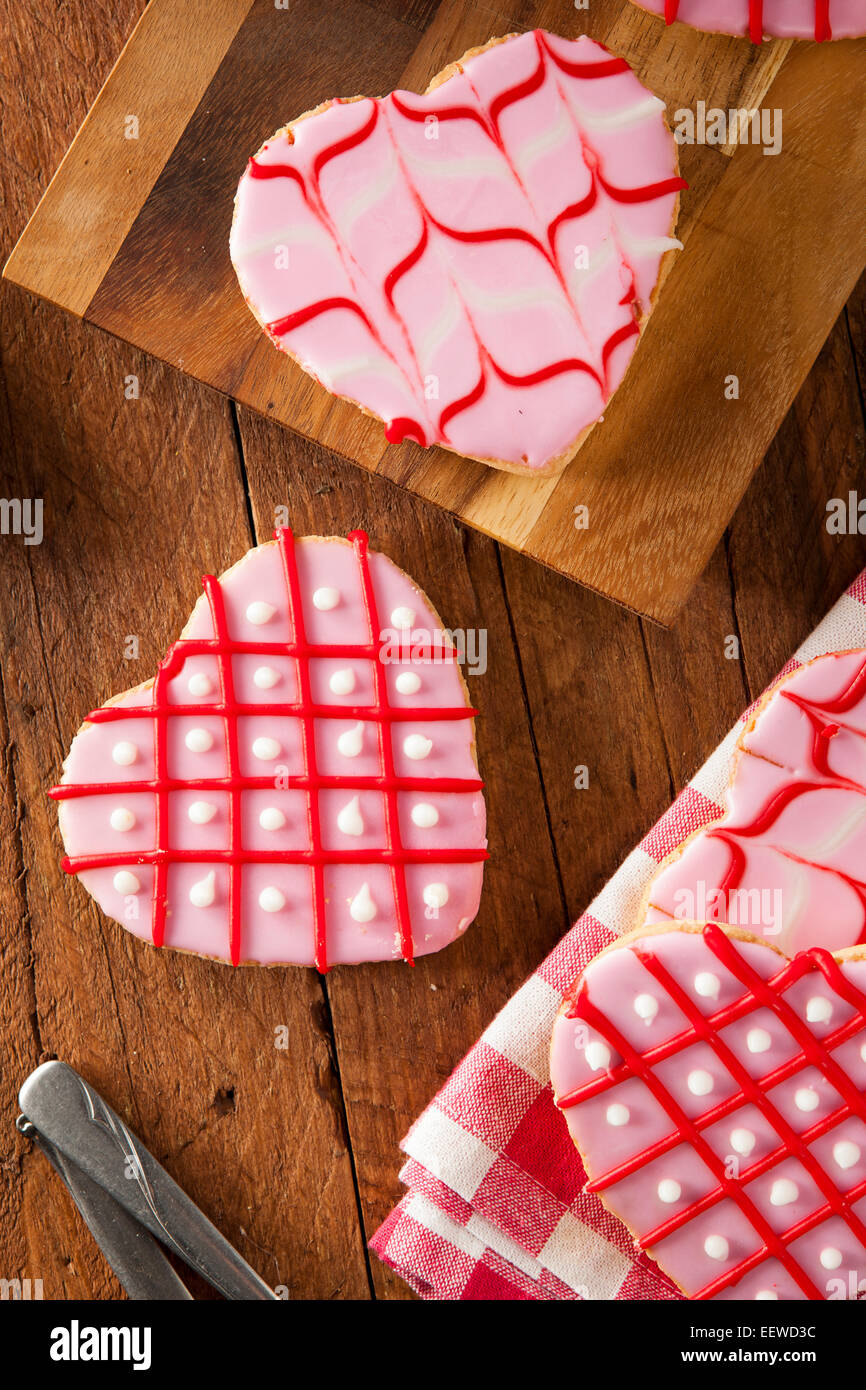 Hausgemachte rosa Valentinstag Cookies wie ein Herz geformt Stockfoto