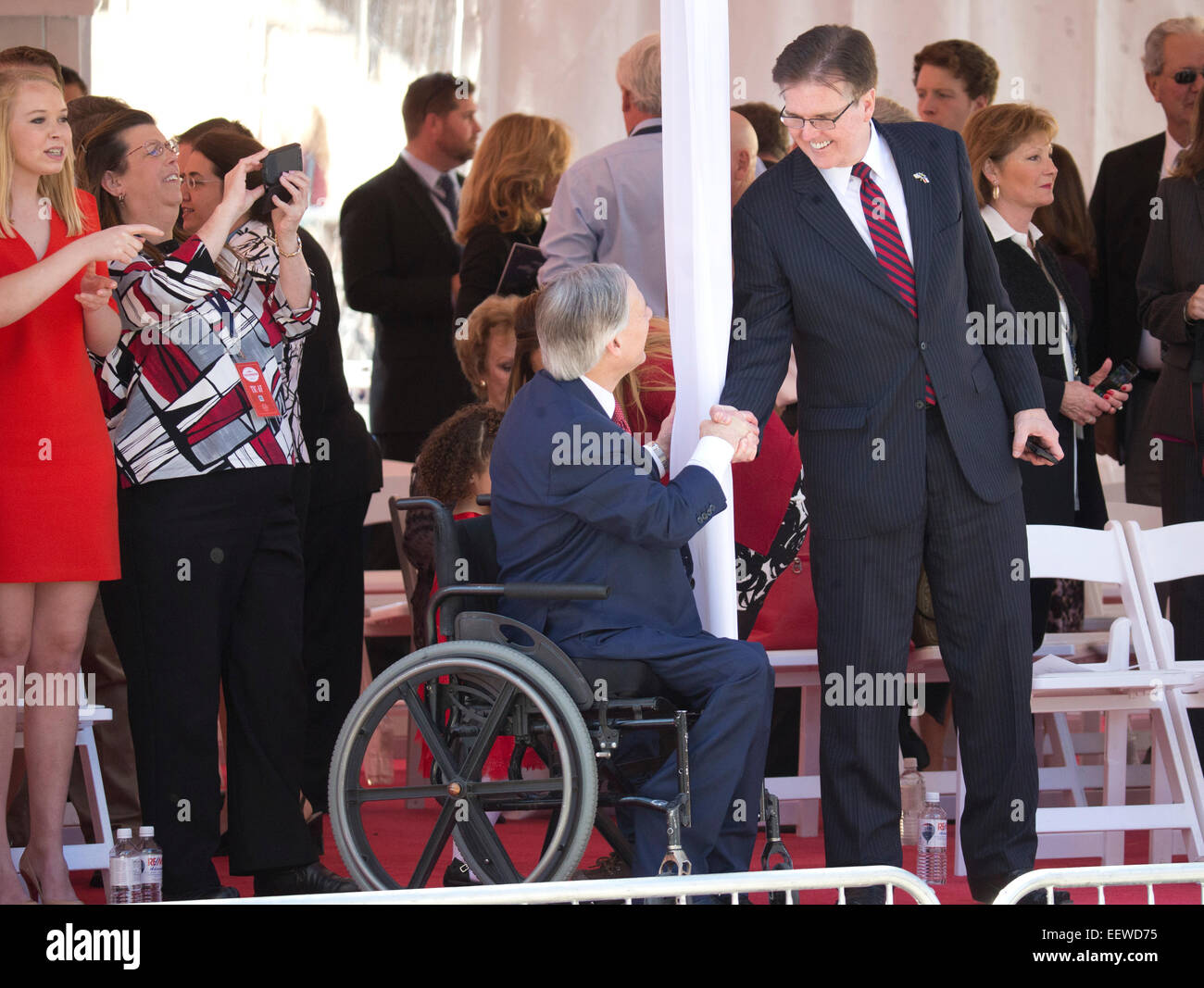 Neuen Texas Gouverneur Greg Abbott, l, schüttelt Hände mit neu Lt. Governor of Texas Dan Patrick, R, bei der ersten Parade in Austin. Stockfoto