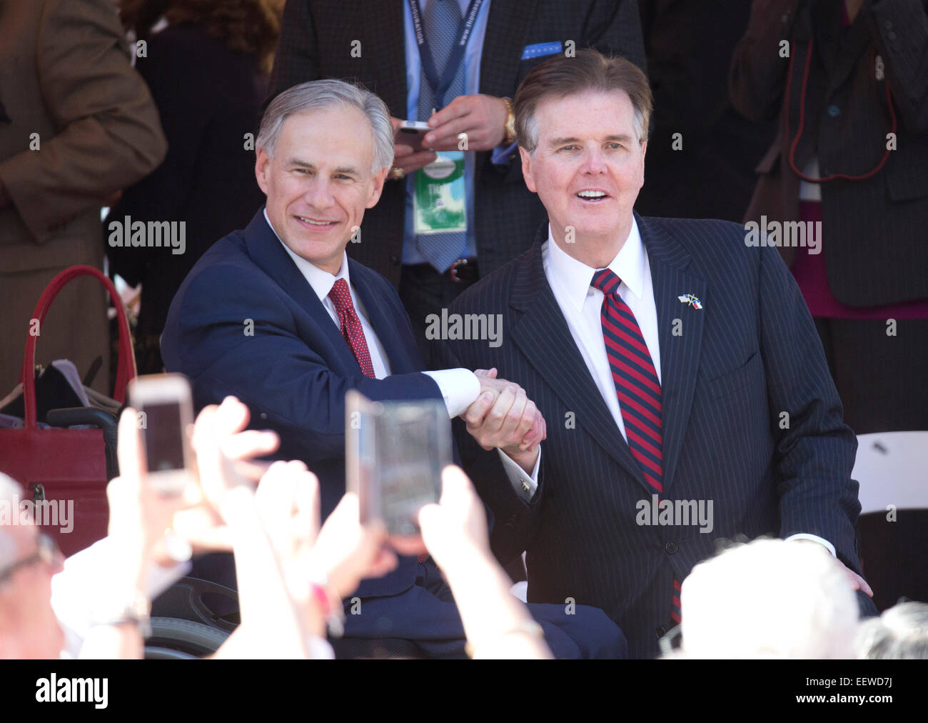 Neuen Texas Gouverneur Greg Abbott, l, schüttelt Hände mit neu Lt. Governor of Texas Dan Patrick, R, bei der ersten Parade in Austin. Stockfoto