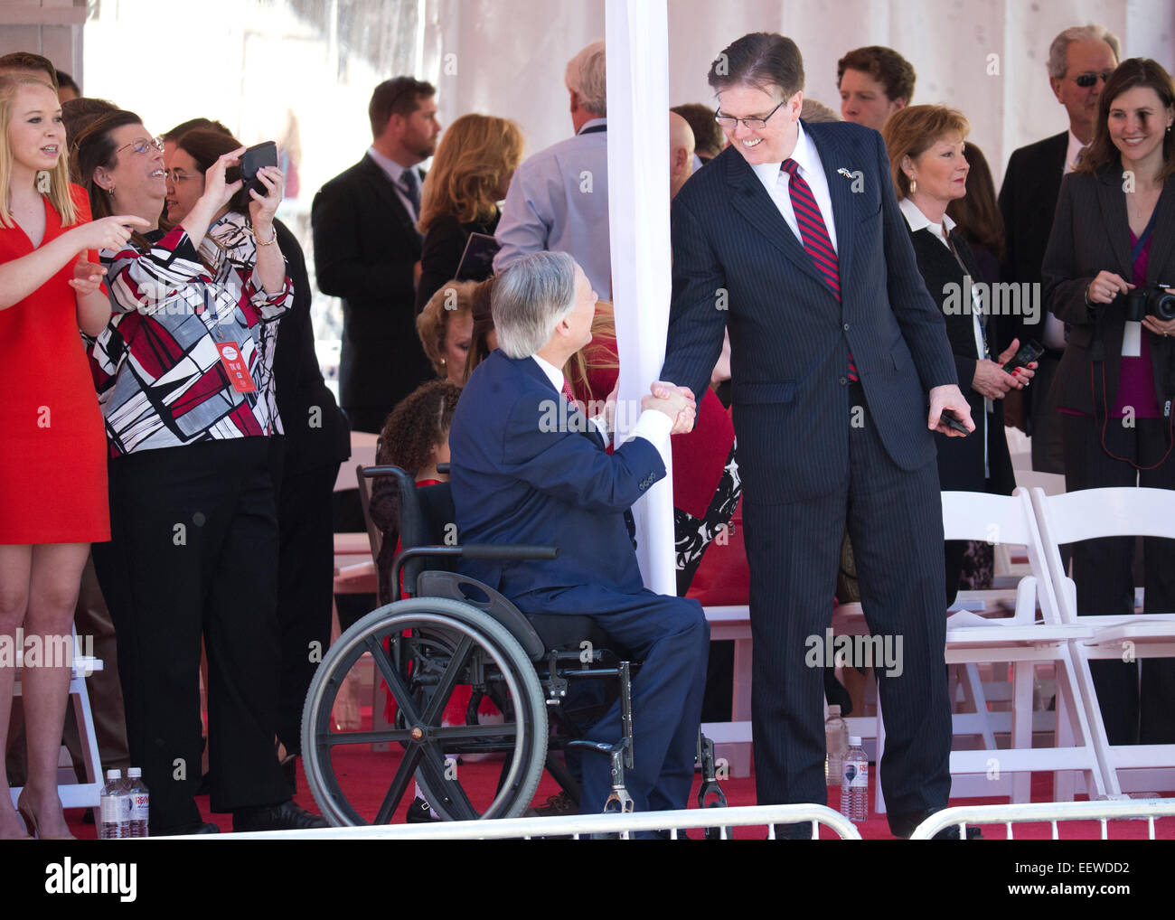 Texas-Gouverneur Greg Abbott, l, schüttelt Hände mit Vizegouverneur Dan Patrick während Inaugural-Parade in der Innenstadt von Austin. Stockfoto