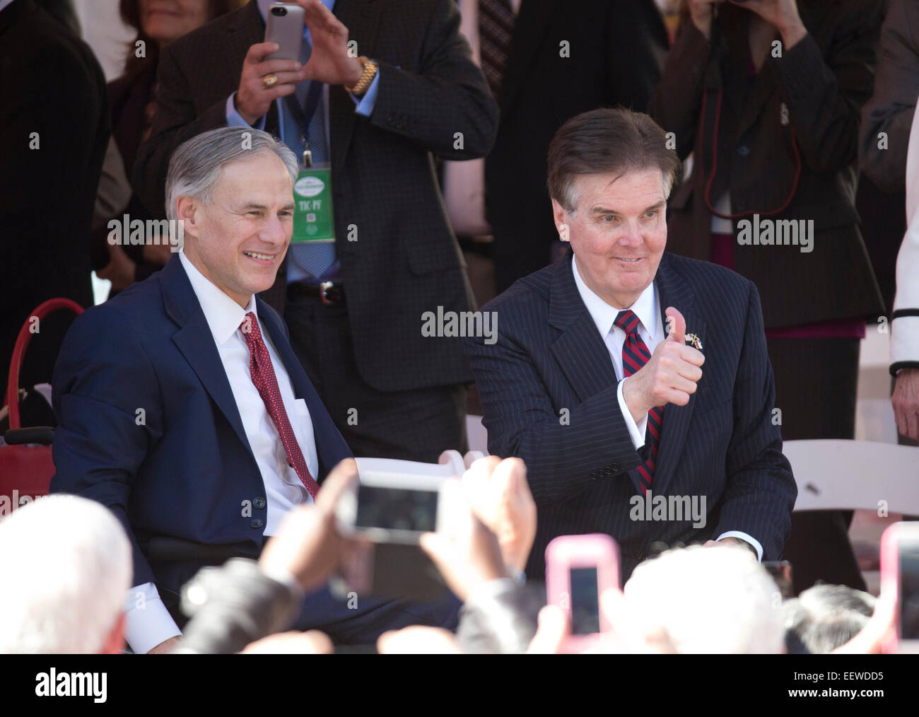 Neuen Texas Gouverneur Greg Abbott, l, mit neuen Vizegouverneur Dan Patrick, R, bei der ersten Parade in der Innenstadt von Austin. Stockfoto
