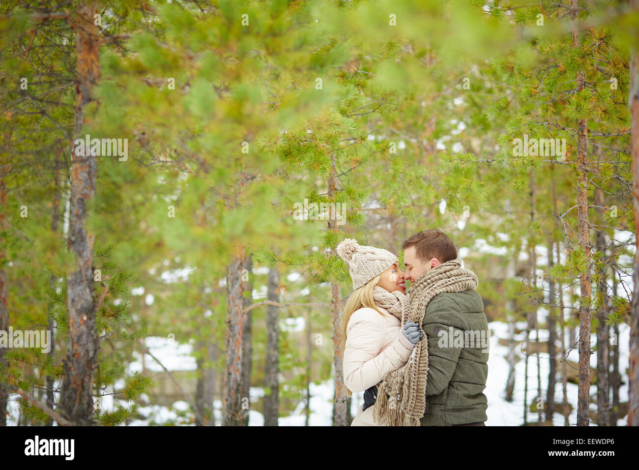 Attraktives junges Paar im Winterwear umfassend in natürlicher Umgebung Stockfoto