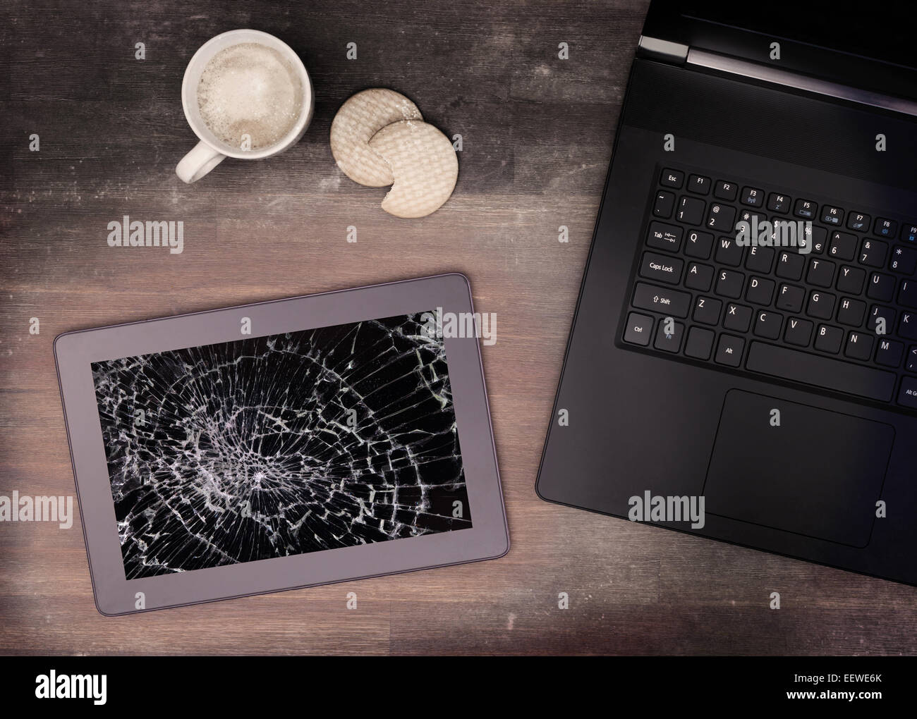 Tablet-Computer mit Glasscherben, Bildschirm zerstört Stockfoto
