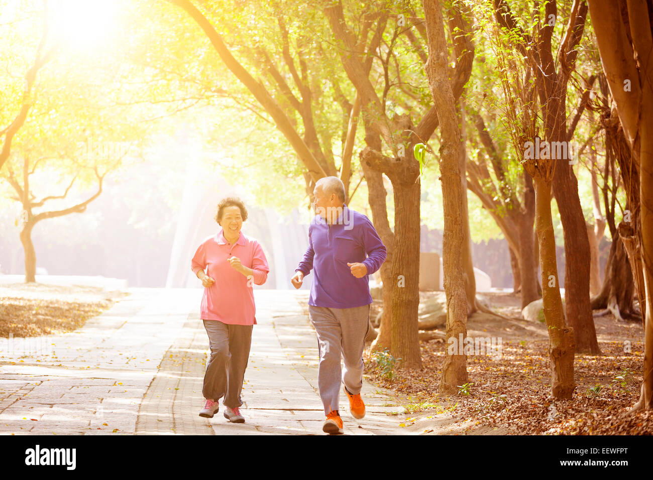 glücklich asiatischen Senior paar Ausübung In the Park Stockfoto