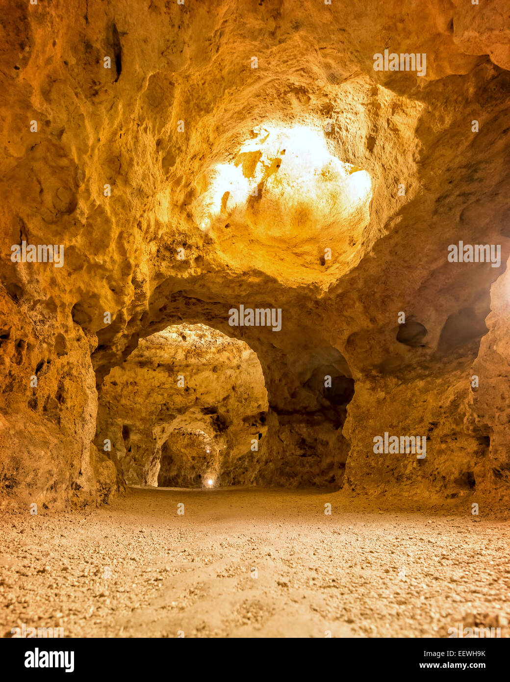 Llighted Höhle von unten fotografiert Stockfoto