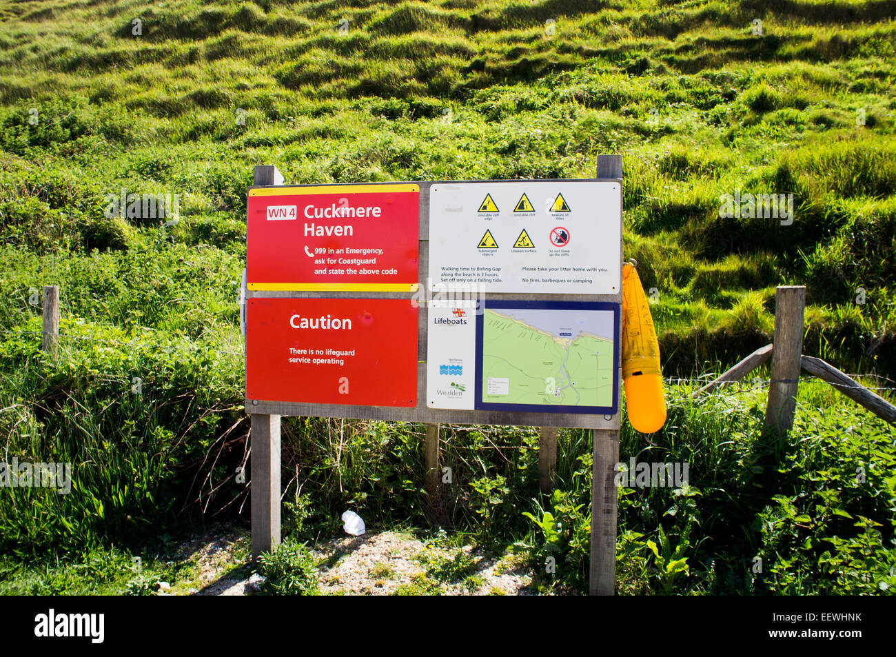 Die sieben Schwestern weiße Kreidefelsen, Notfall, Schild, Vorsicht, es gibt keine Rettungsschwimmer-Sevice in Betrieb Stockfoto