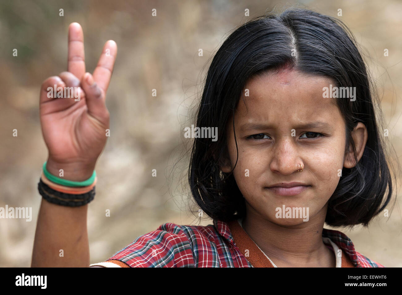 Nepalesische Mädchen machen Sieg unterzeichnen, Friedenssymbol, Portrait, Bandipur, Nepal Stockfoto