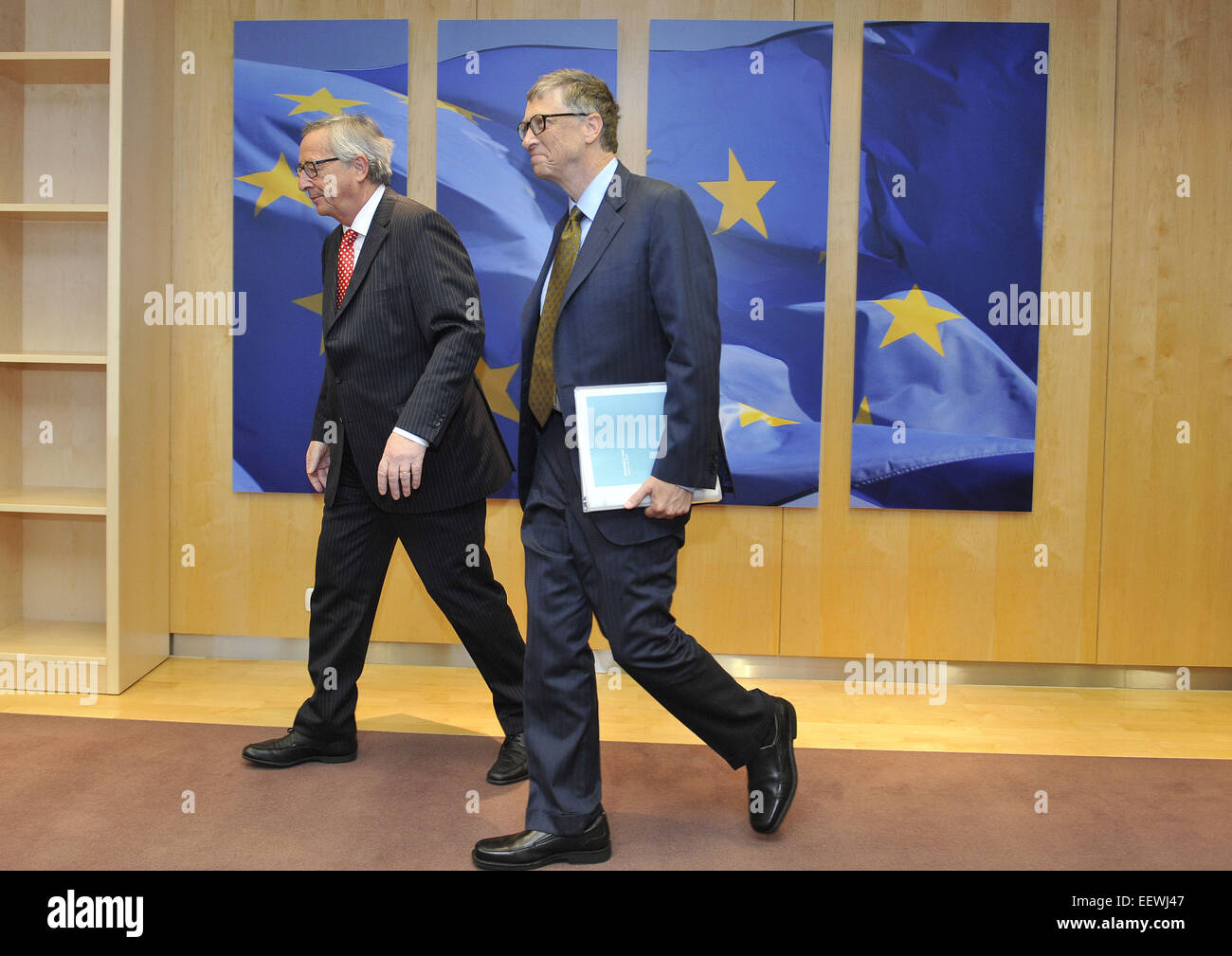 (150122)--Brüssel, 22. Januar 2015 (Xinhua)--Europäische Kommission Präsident Jean-Claude Juncker (L) trifft sich mit Gates Foundation Gründer Bill Gates auf der EU-in Brüssel, 22. Januar 2015 Hauptquartier. (Xinhua / Ye Pingfan) Stockfoto