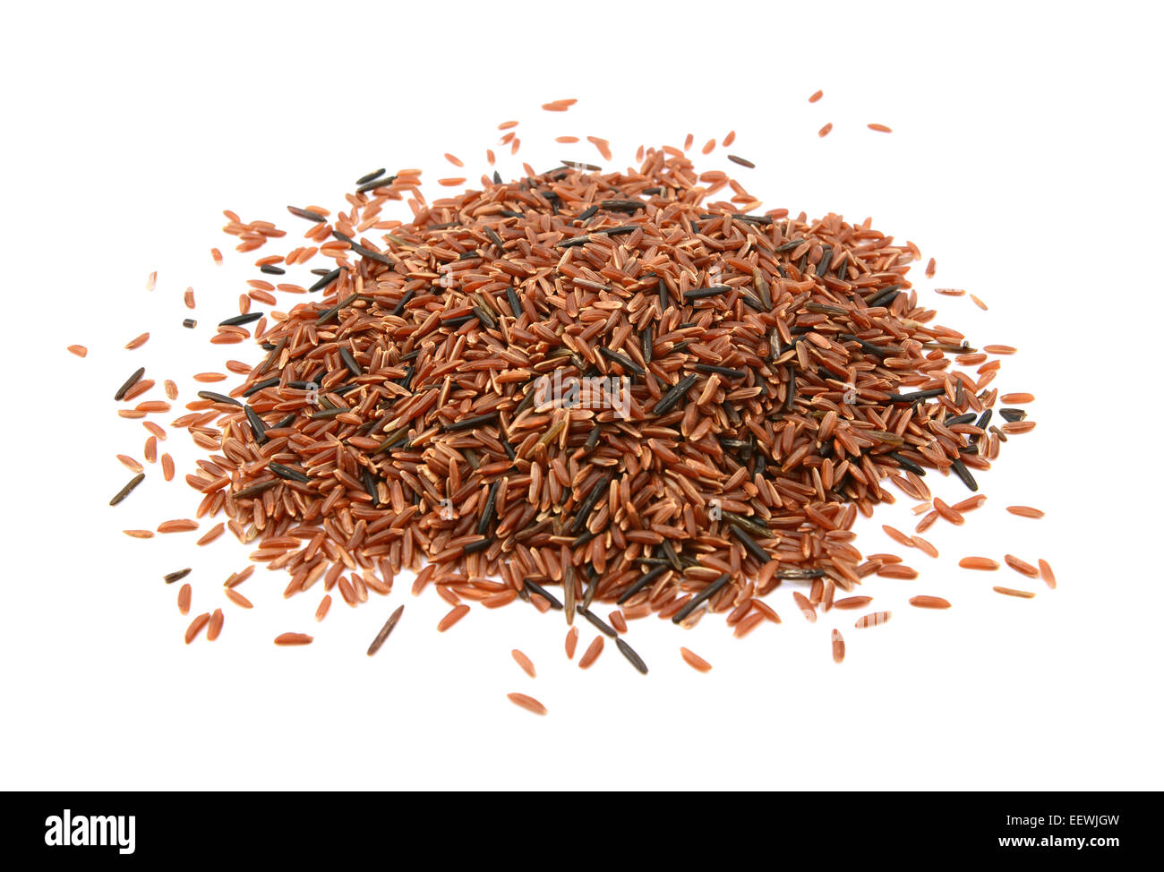 Camargue rote Reiskörner, isoliert auf weißem Hintergrund Stockfoto