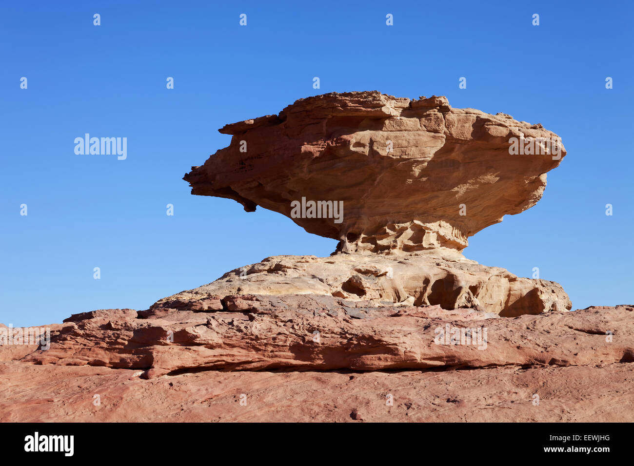 Pilzförmiger ausgleichende Fels, Wüste, Wadi Rum, Jordanien Stockfoto