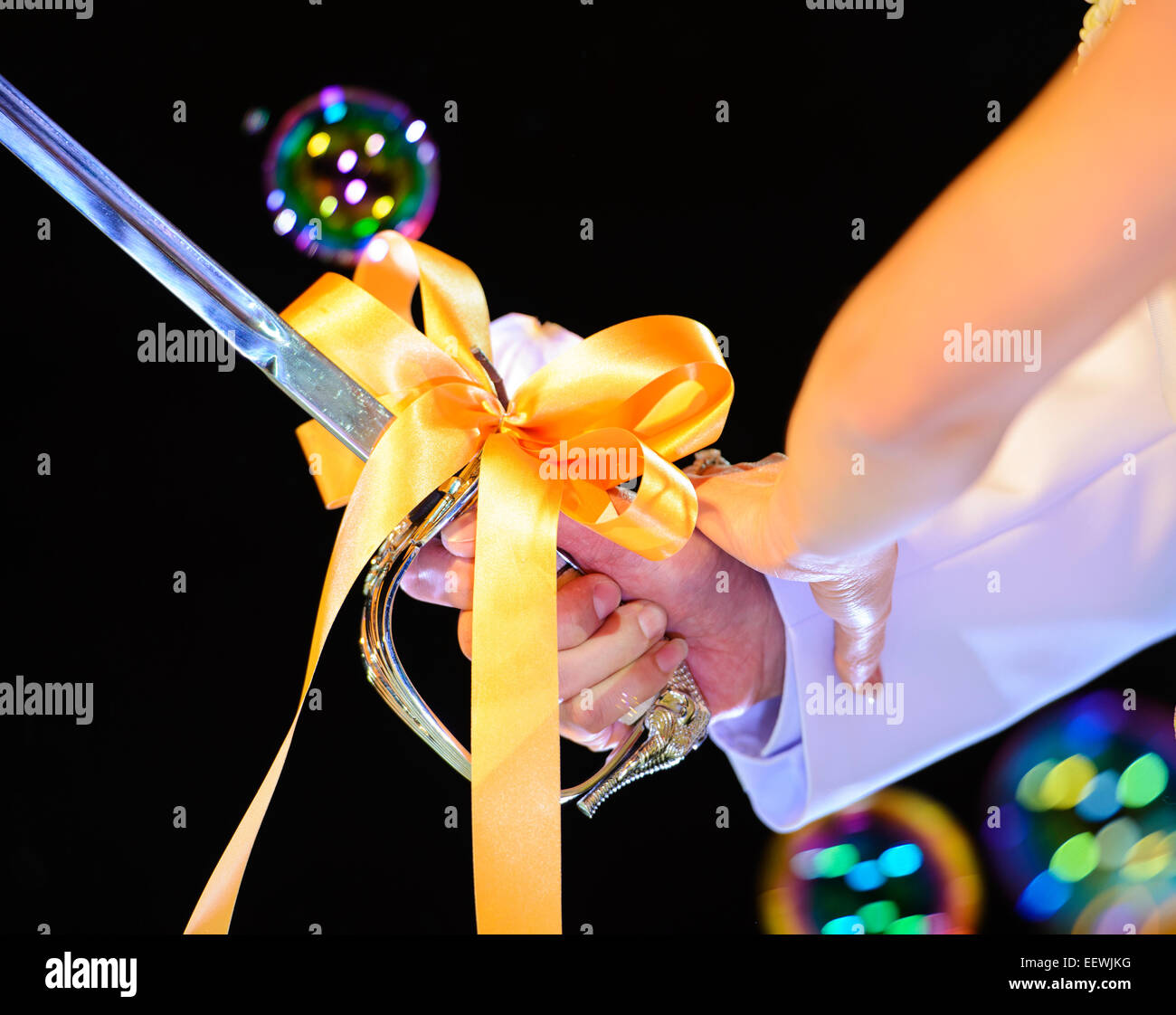 Schneiden-Hochzeitstorte Stockfoto