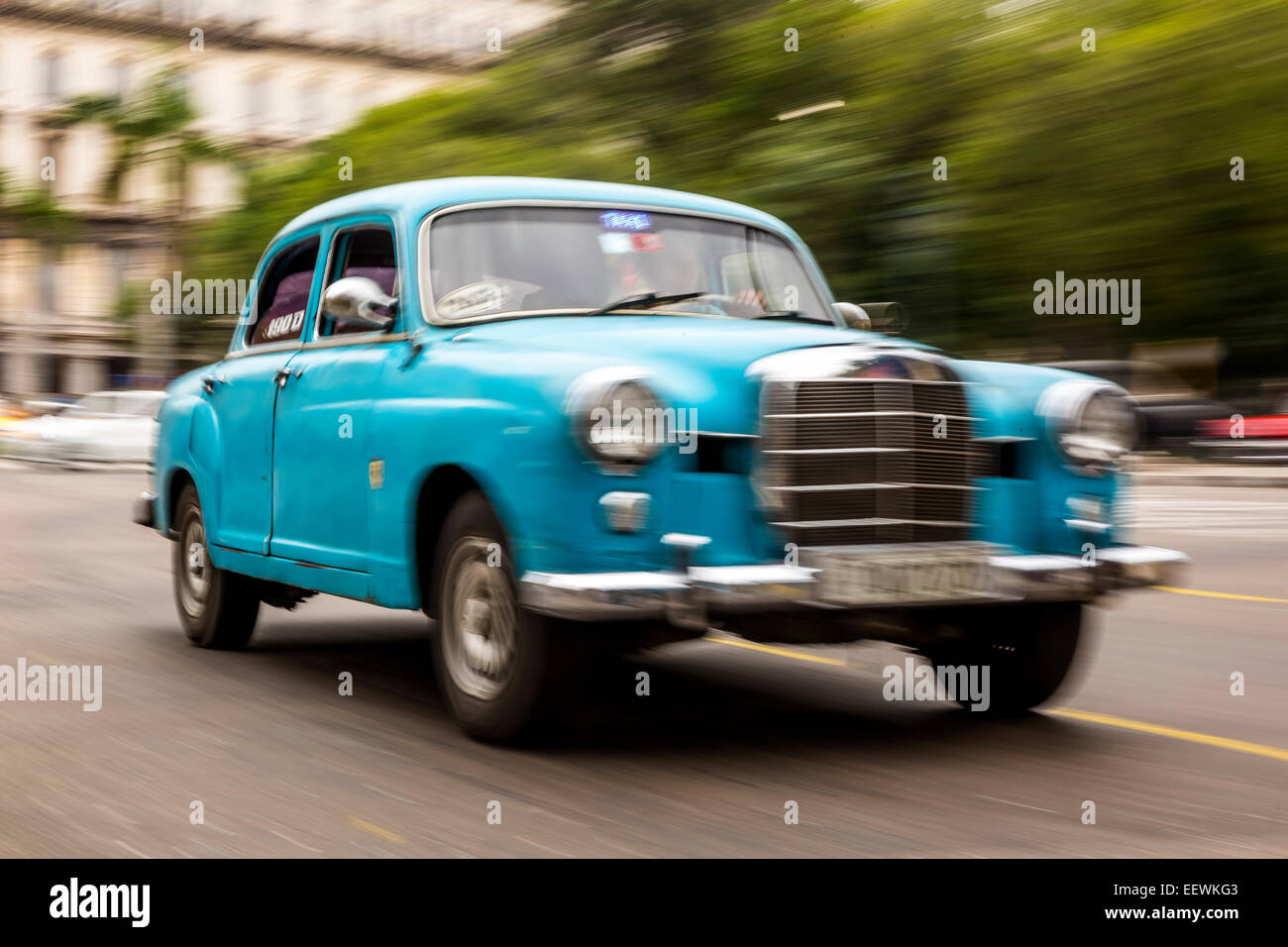 Alte blaue klassische Mercedes auf der Straße, Havanna, Kuba Stockfoto