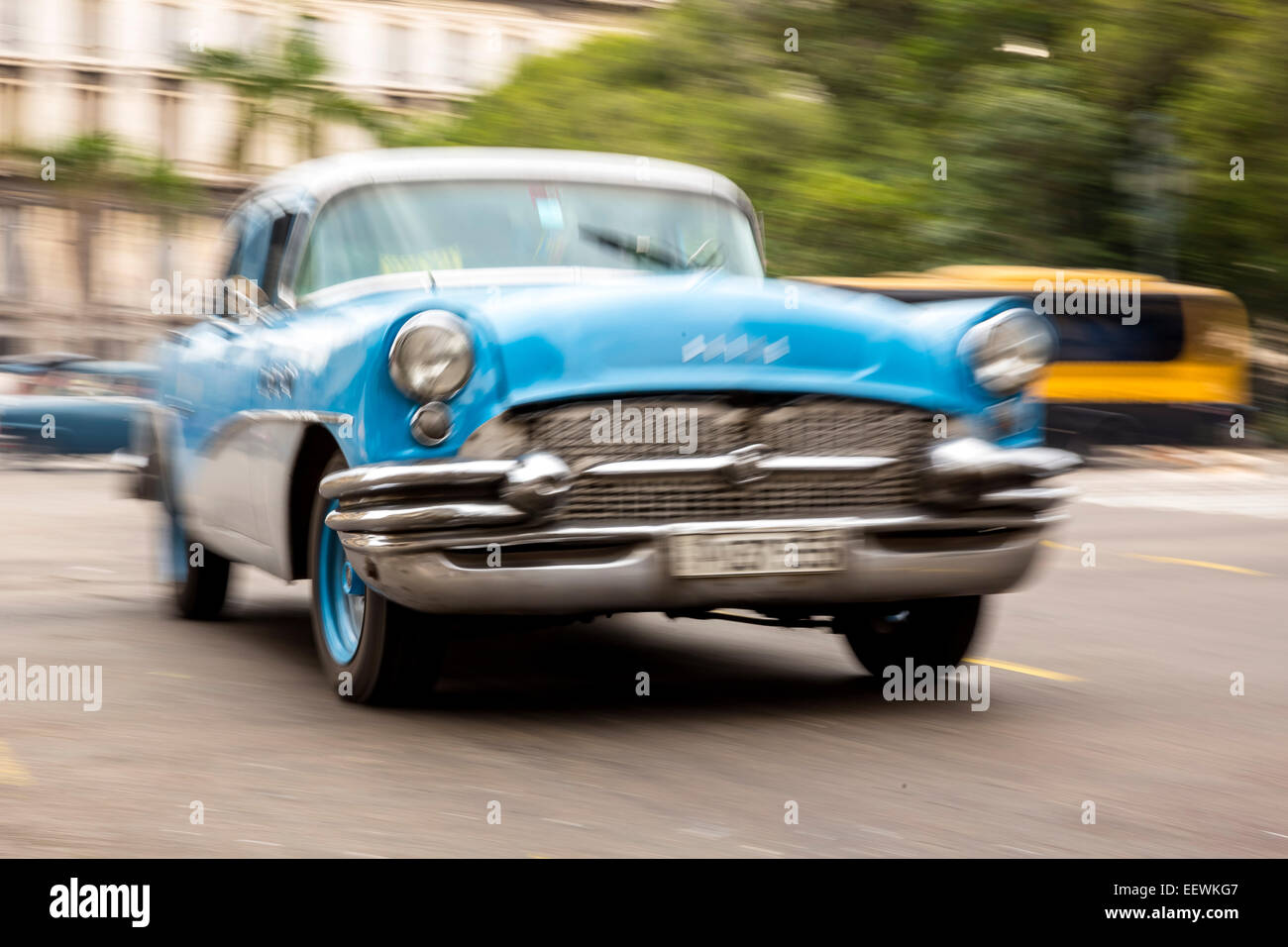 Alte amerikanische Straßenkreuzer auf der Straße, Havanna, Kuba Stockfoto