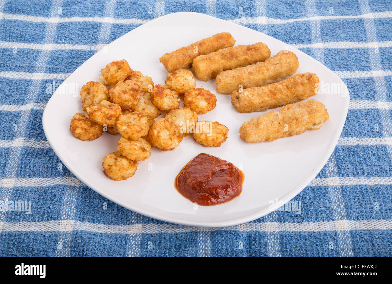 Ein weißer Teller des gebratenen Fischstäbchen und Kartoffelsalat Windbeutel mit Cocktailsauce Stockfoto