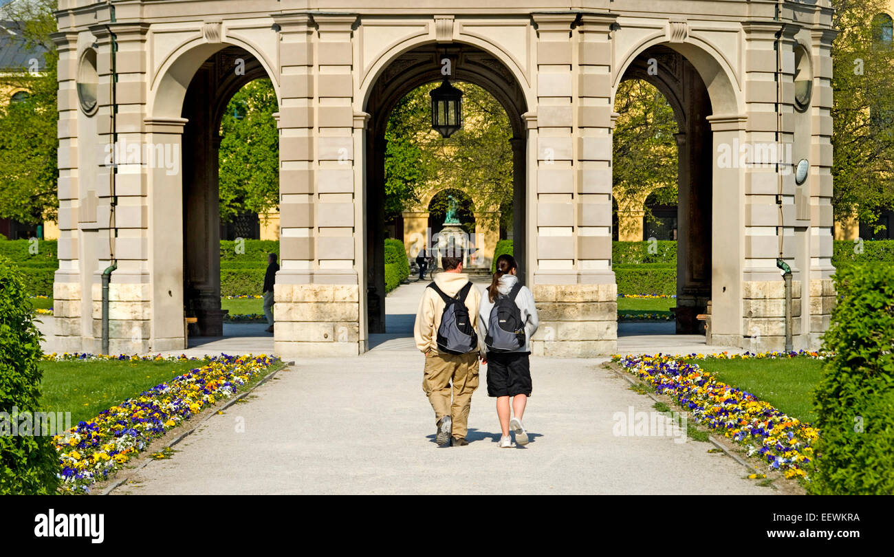 München, Bayern, Deutschland. Junges Paar Eingabe der manieristischen Tempel der Diana im Hofgarten. Stockfoto