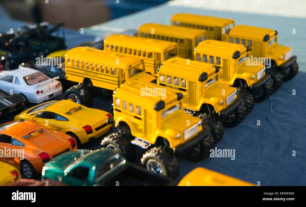 Spielzeugautos und Schulbusse Stockfoto