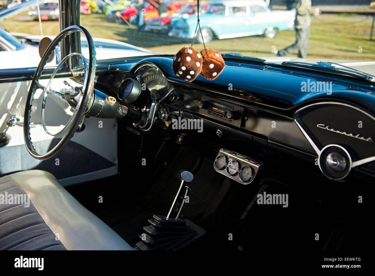 https://c8.alamy.com/compde/eewktg/1960-chevrolet-classic-auto-armaturenbrett-detail-mit-lenkrad-und-fuzzy-dice-von-spiegel-hangen-eewktg.jpg
