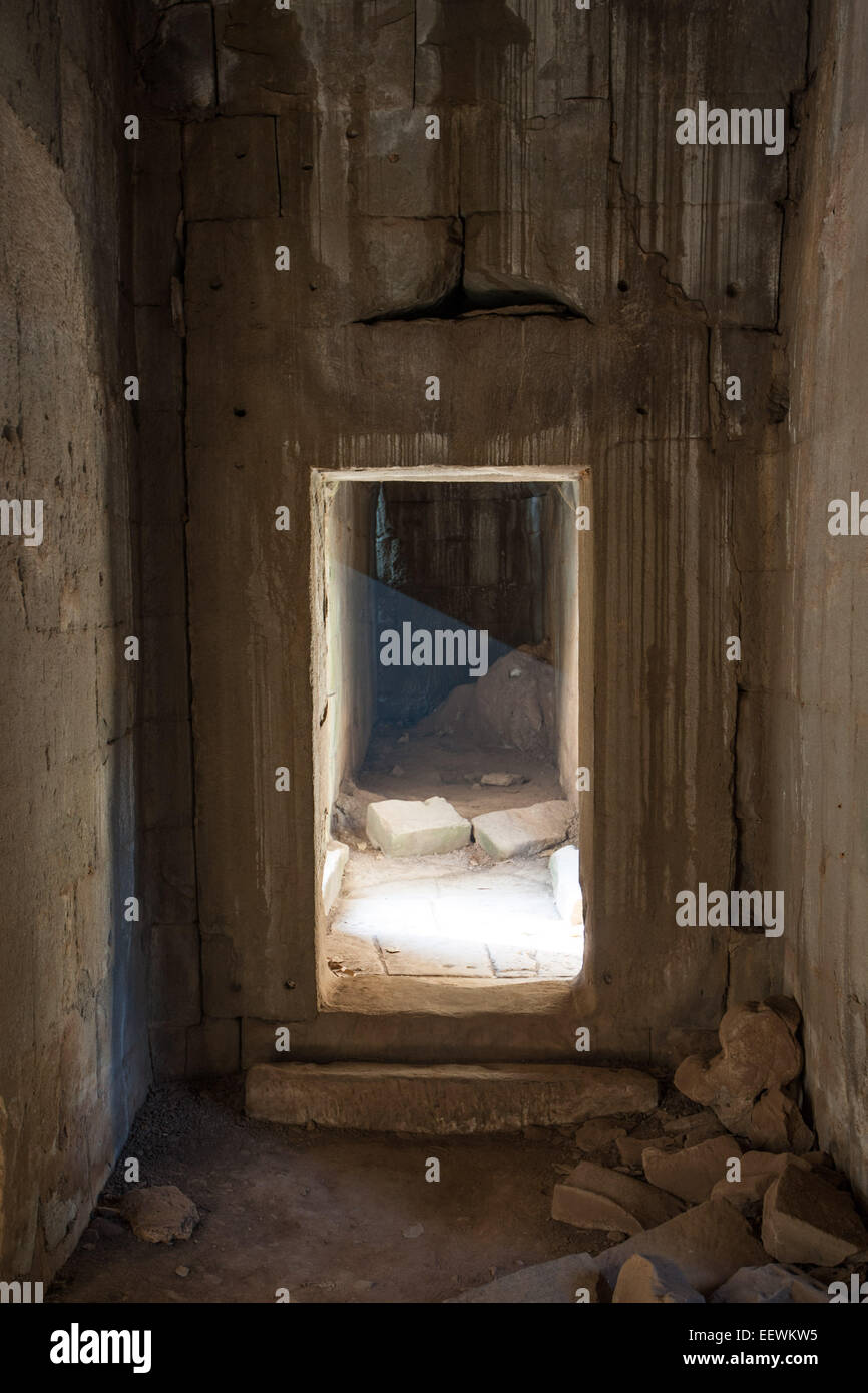 Sonne ruiniert Balken über der Tür Weg bei Ta Phrom Tempel in Angkor Wat, Kambodscha Stockfoto