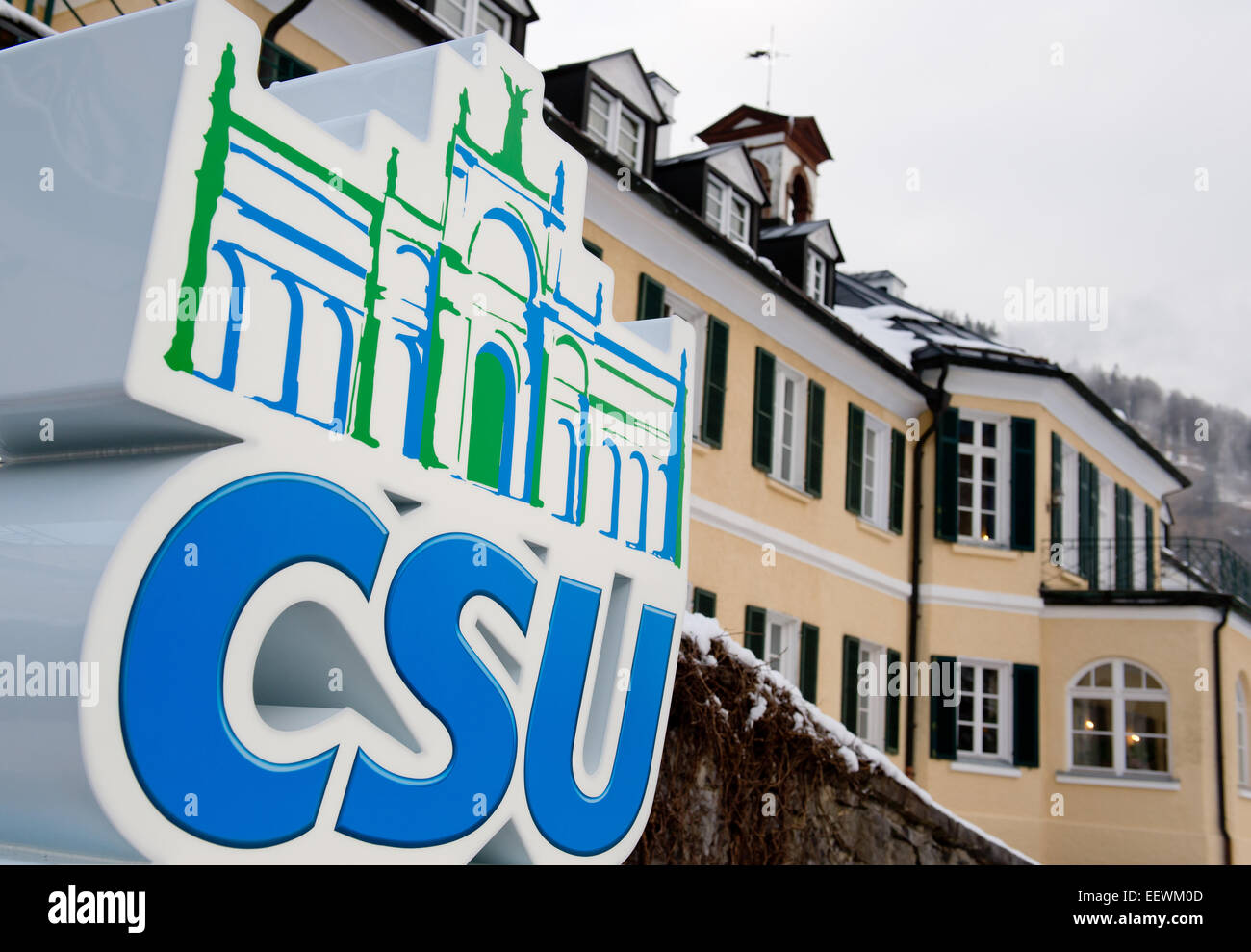 Das Logo der CSU (christlich soziale Union Bayern) Zustand Parlament Fraktion mit dem Maximilianeum an seiner Spitze ist vor dem Haus der Hanns-Seidel-Stiftung Wildbad Kreuth ersichtlich. Die CSU Zustand Parlament Fraktion organisiert seine Winter-Konklave in Kreuth. Foto: SVEN HOPPE/dpa Stockfoto