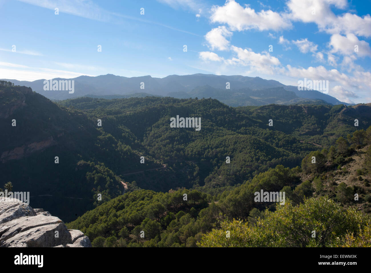 Blick auf die Sierra Cabrilla in der Nähe von El Burgo, Provinz Malaga, Andalusien, Spanien. Stockfoto