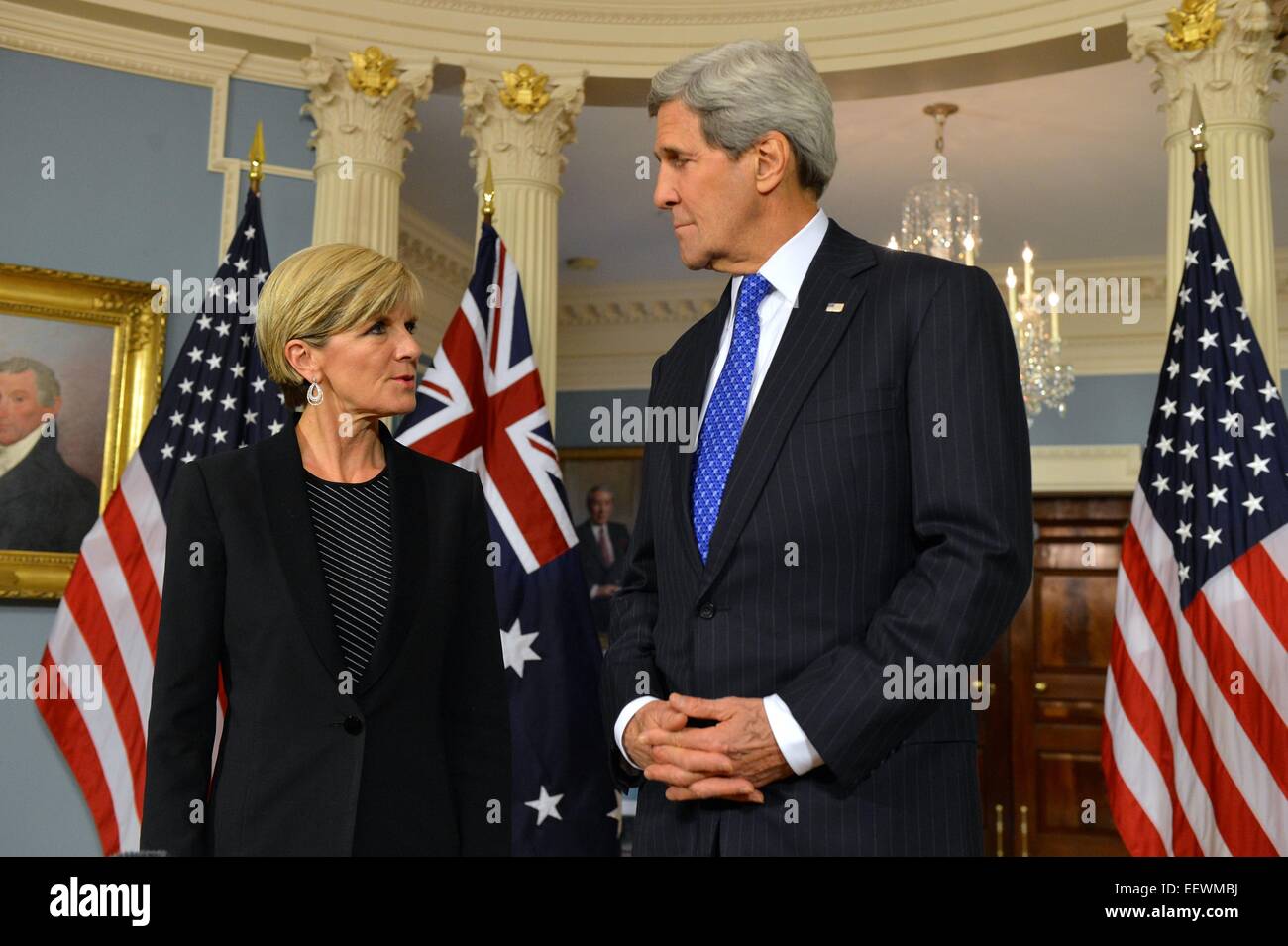 US-Außenminister John Kerry hört wie australischer Außenminister Julie Bishop auf die Frage eines Reporters an das Department of State 21. Januar 2015 in Washington, DC reagiert. Stockfoto