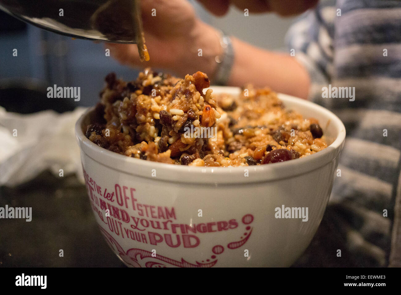 Köchin macht Hackfleisch für einen Christmas pudding Stockfoto