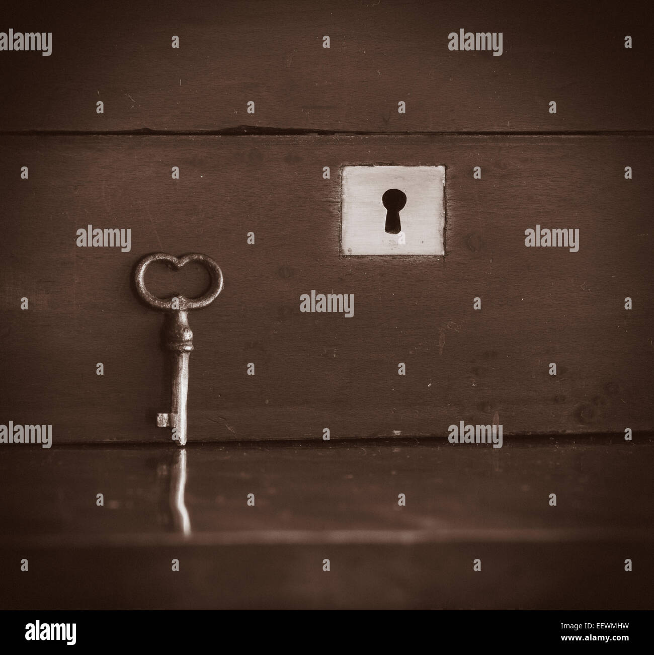 Nahaufnahme des geschlossenen Vintage Holzkiste und Schlüssel Stockfoto