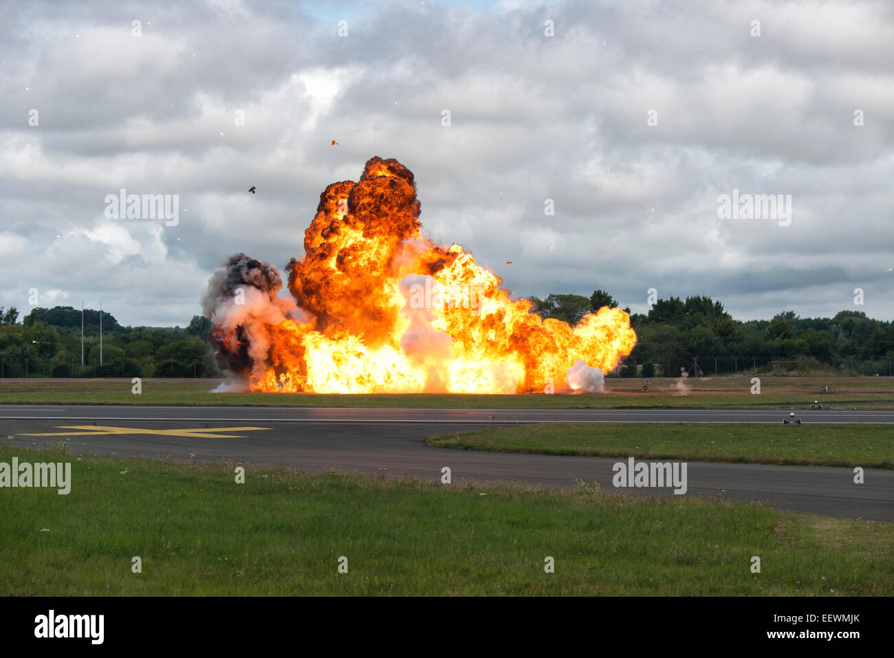 Große Explosion in der Royal International Air Tattoo simuliert einen Boden-Angriff durch britische Flugzeuge Stockfoto
