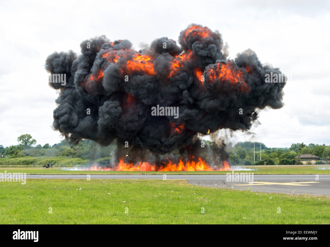 Große Explosion in der Royal International Air Tattoo simuliert einen Boden-Angriff durch britische Flugzeuge. Stockfoto