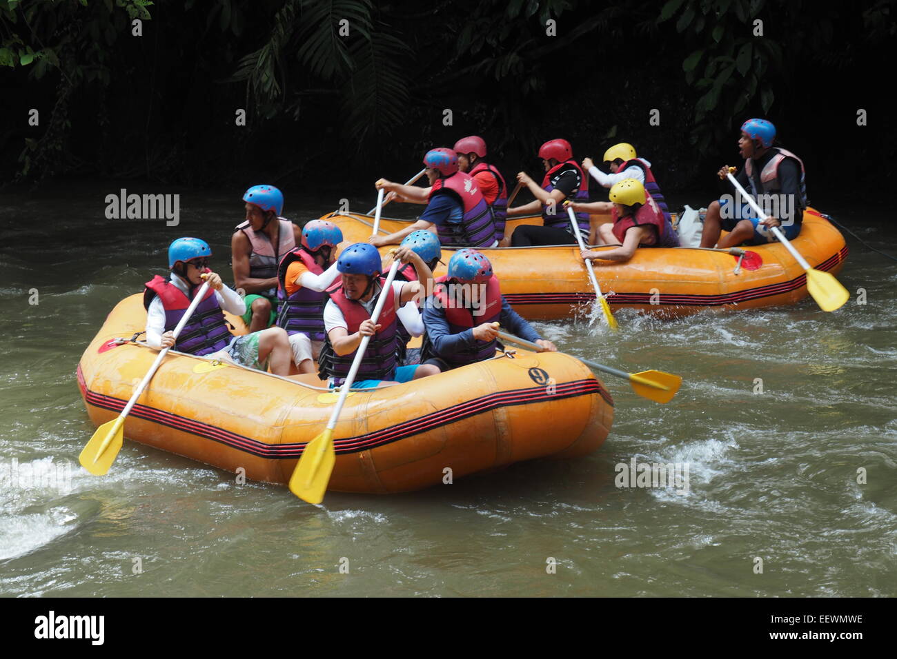 Zwei Gruppen von Menschen Wildwasser-rafting auf dem Ayung River, Ubud, Bali Stockfoto